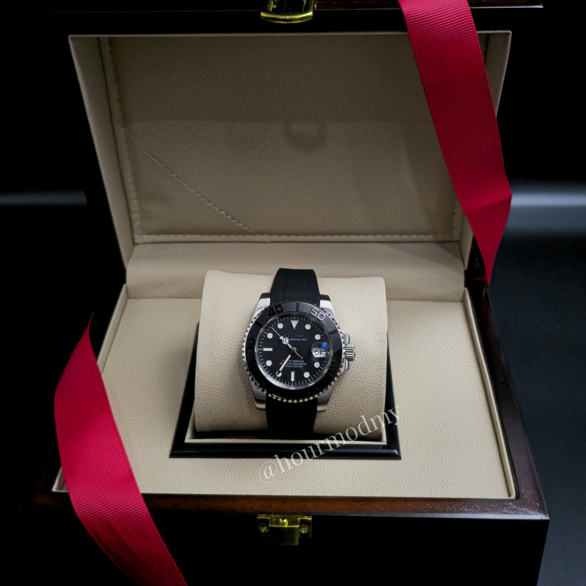 Seikoyacht l Black Silver @ hourmodmy